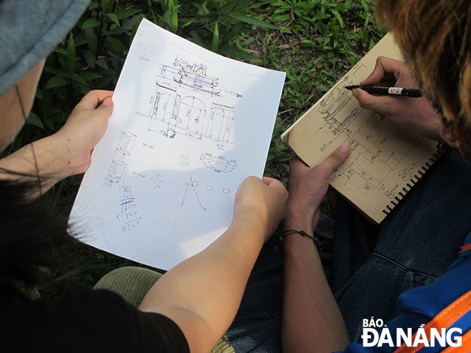 Students of the Faculty of Architecture at the Da Nang University of Science and Technology taking the measurements of village communal houses and residential houses and sketching their architectures in Phong Nam Ancient village. Photo: HUYNH LE