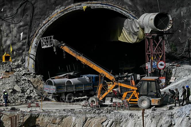 Hoạt động cứu hộ được thực hiện nhằm nỗ lực giải cứu 41 công nhân mắc kẹt sau vụ sập đường hầm cao tốc tại bang Uttarakhand, Ấn Độ, ngày 26/11/2023. Ảnh: AFP/TTXVN