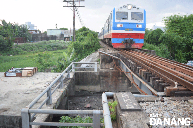 Cần sớm mở rộng khẩu độ các cống, cầu đường sắt qua địa bàn quận Thanh Khê và Liên Chiểu để bảo đảm thoát nước ra sông Phú Lộc và vịnh Đà Nẵng. Ảnh: HOÀNG HIỆP