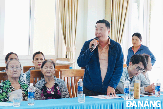 Anh Bùi Thanh Phú, chủ thương hiệu nước mắm Hương Làng Cổ chia sẻ ý kiến tại hội thảo. Ảnh: VĂN HOÀNG	