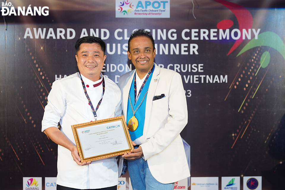 Chef Vo Quoc Viet (left) was awarded a Certificate of Merit by Mr. Keerthi Hapugasdeniya, founder of APOT, at the chef competition. Photo: N.H