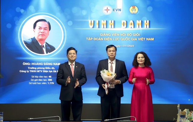 Anh Hoàng Đăng Nam - Trưởng phòng Điều độ PC Đà Nẵng được vinh danh giảng viên nội bộ giỏi trong Tập đoàn Điện lực Quốc gia Việt Nam