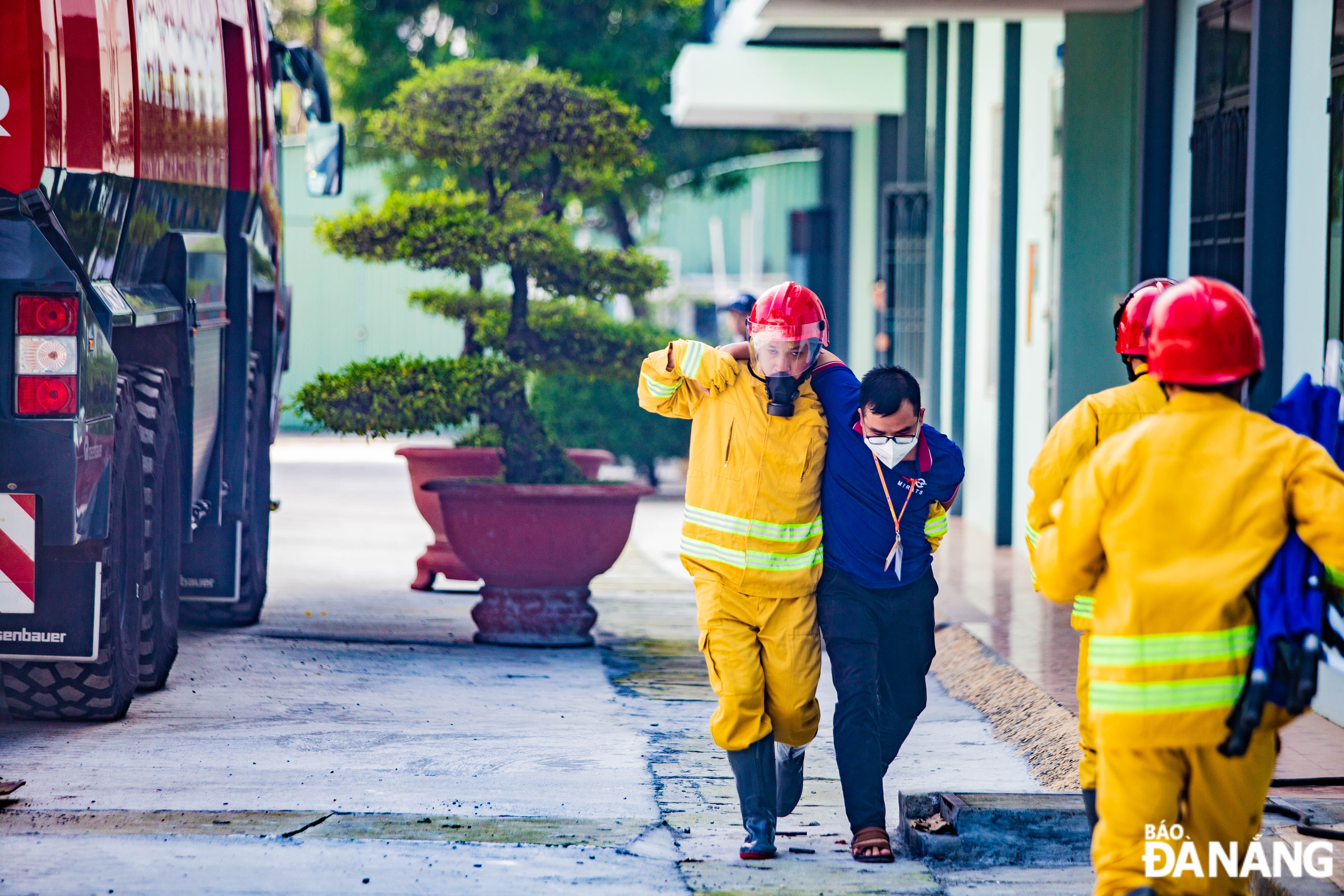 Firefighters are equipped with gas masks, protective clothing and other safety conditions while fighting fires to protect themselves from the hazards of smoke, flames, and heat