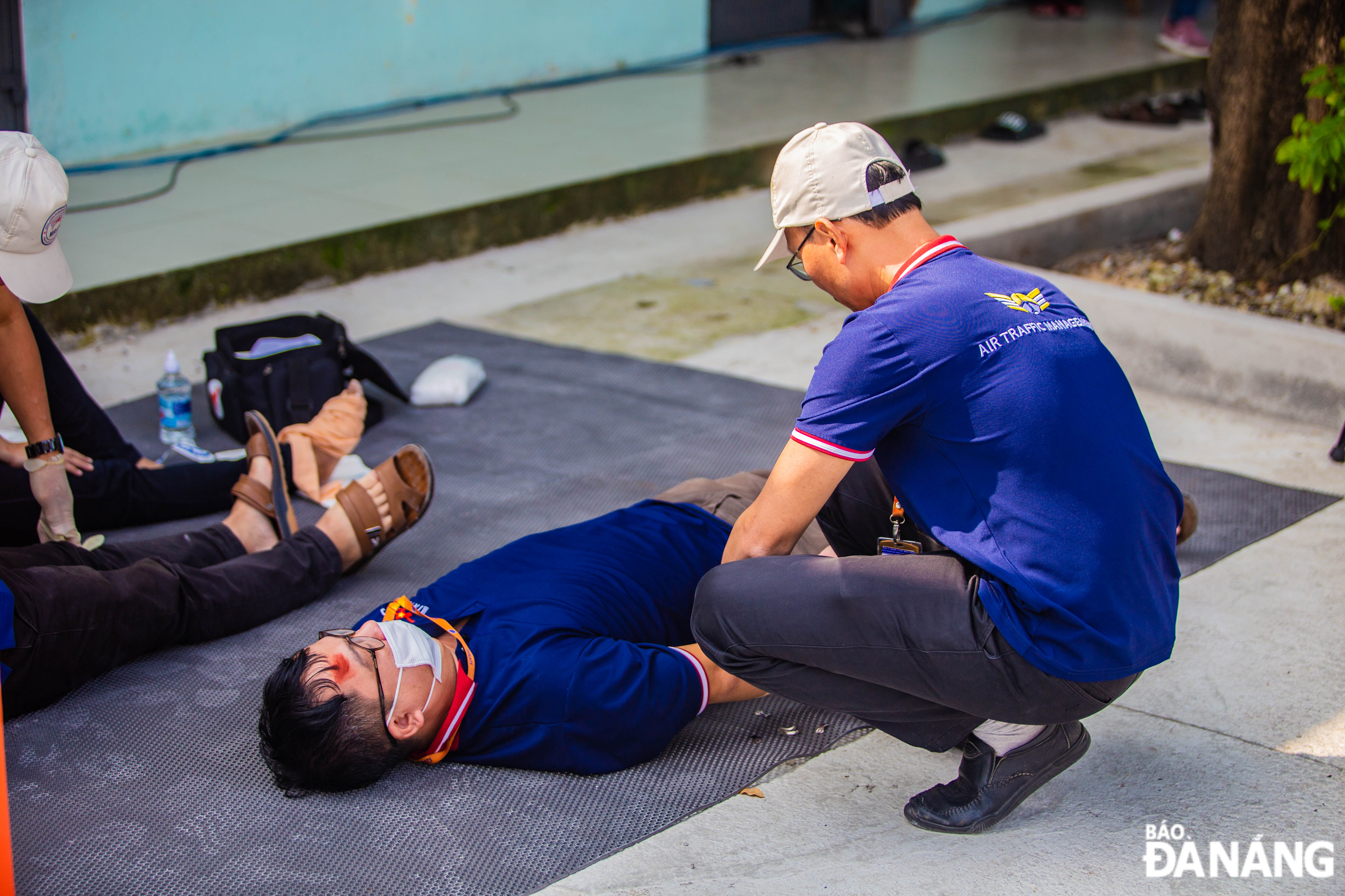 After on-site first aid, the victims are transferred to the hospital by ambulance for further treatment.