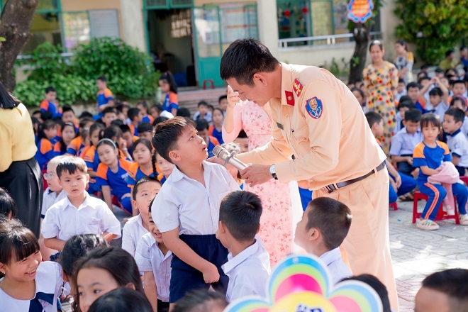 Các em học sinh hào hứng tham gia hoạt động chuyên đề về “An toàn giao thông”.