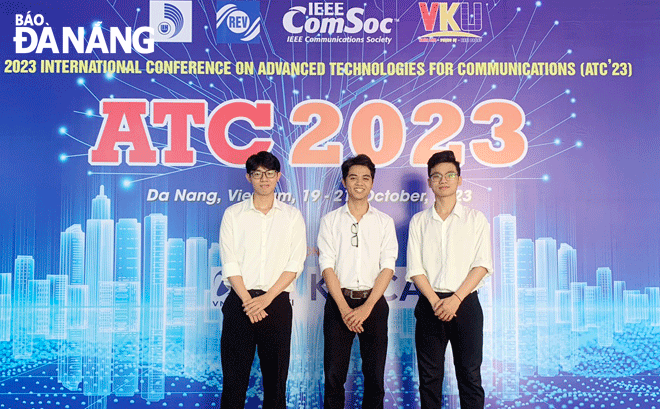 The group of students from the Viet Nam-Korea University of Information and Communication Technology has developed AI solution in early diagnosis using a comprehensive approach from clinical to paraclinical diagnosis, which won second prize in the 2023 Da Nang Scientific Research Contest for Students. Photo: CHIEN THANG