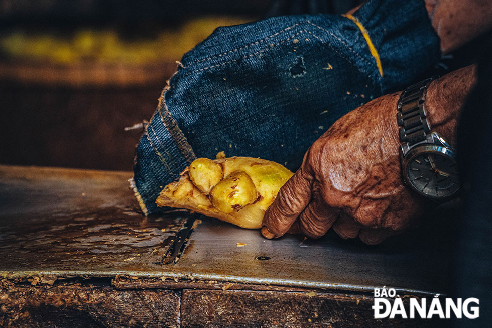 The ginger can neither be too old (as the final product will then lack smooth texture), nor can it be too young, because it will not have its characteristic pungency.