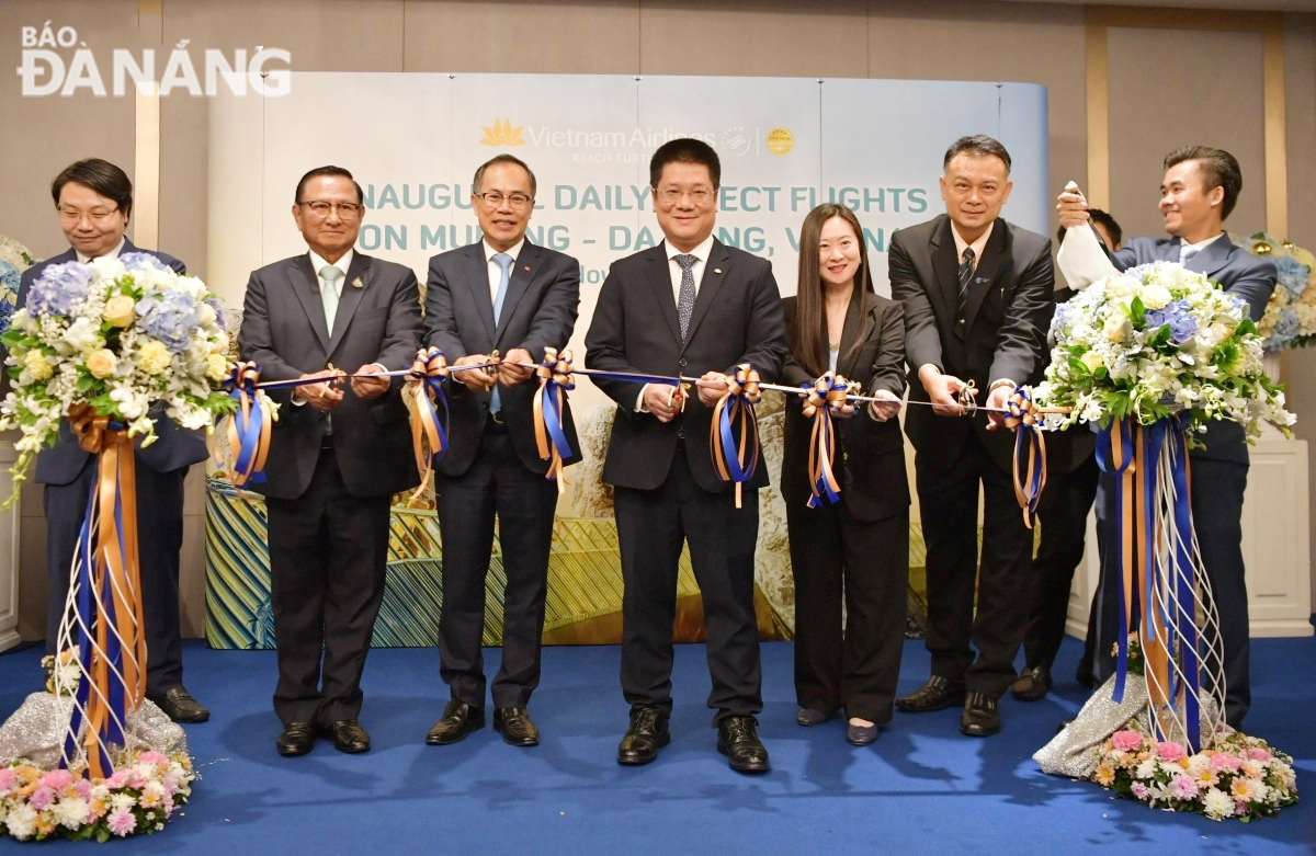 Delegates cut ribbon to launch Da Nang - Bangkok direct air service