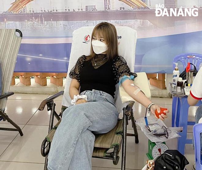 Huynh Cao Huyen Tram participates in voluntary blood donation.