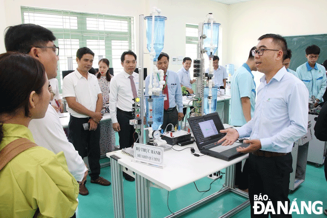 The Da Nang Vocational College enhances practical lessons for its students. Photo: NGOC HA