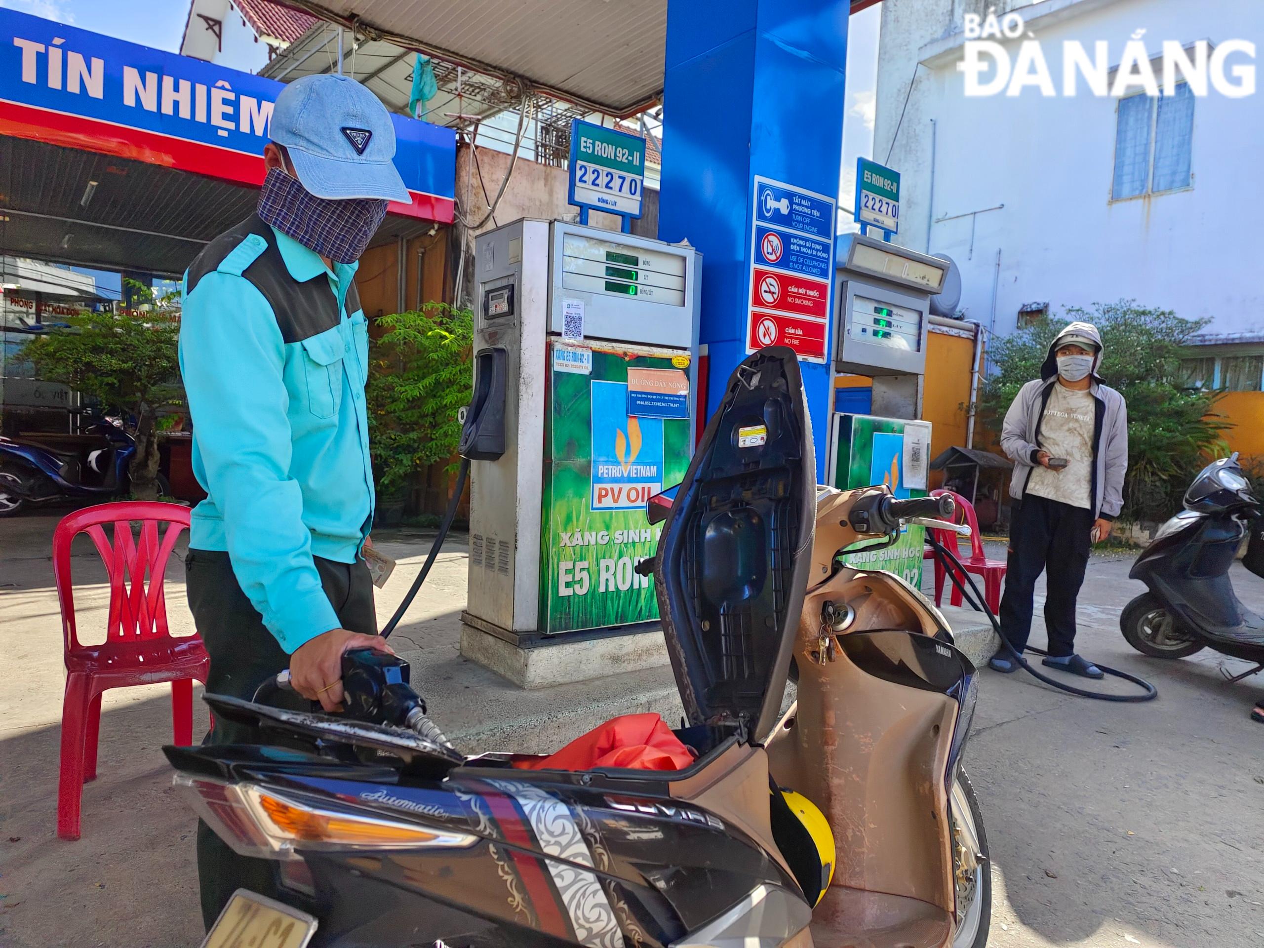 RON95 gasoline price decreased slightly on the afternoon of November 30. Photo: CHIEN THANG