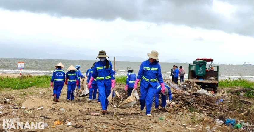 Tăng cường thu gom rác ở các bãi biển du lịch Đà Nẵng