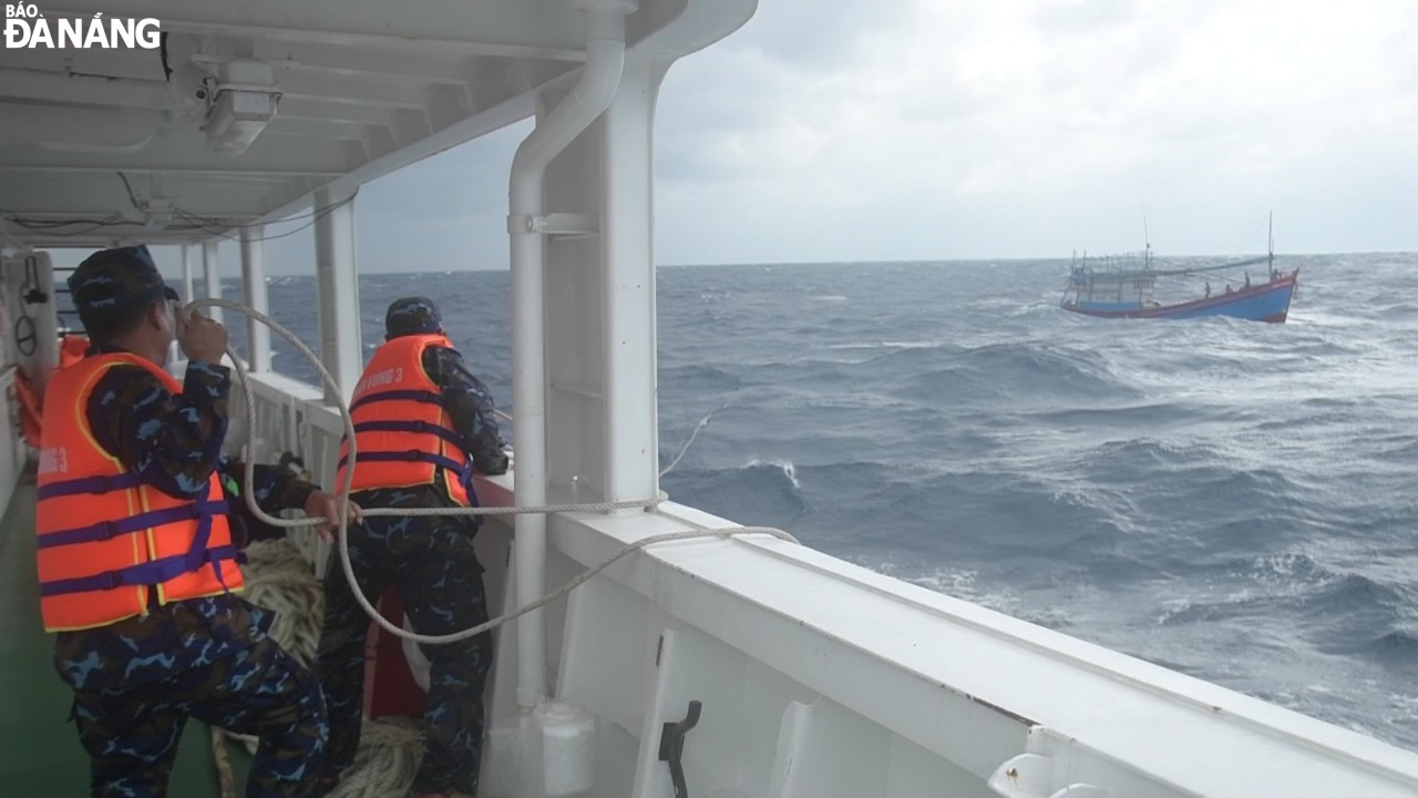 Vùng 3 Hải quân cứu tàu cá bị nạn trên biển