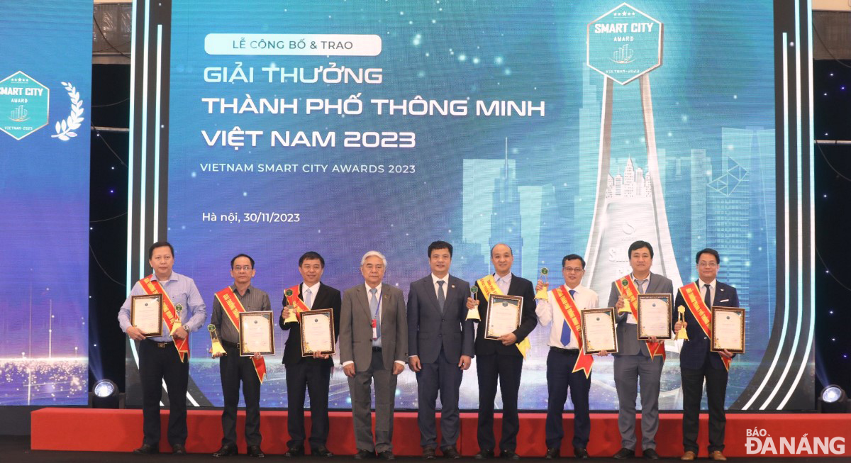 Vice Chairman of Da Nang People's Committee Le Quang Nam (4th, right) along with leaders of the municipal Department of Science and Technology (2nd, left), the Department of Natural Resources and Environment (2nd, right) ), and the Department of Information and Communications (3rd, right) receiving awards. Photo: H.H