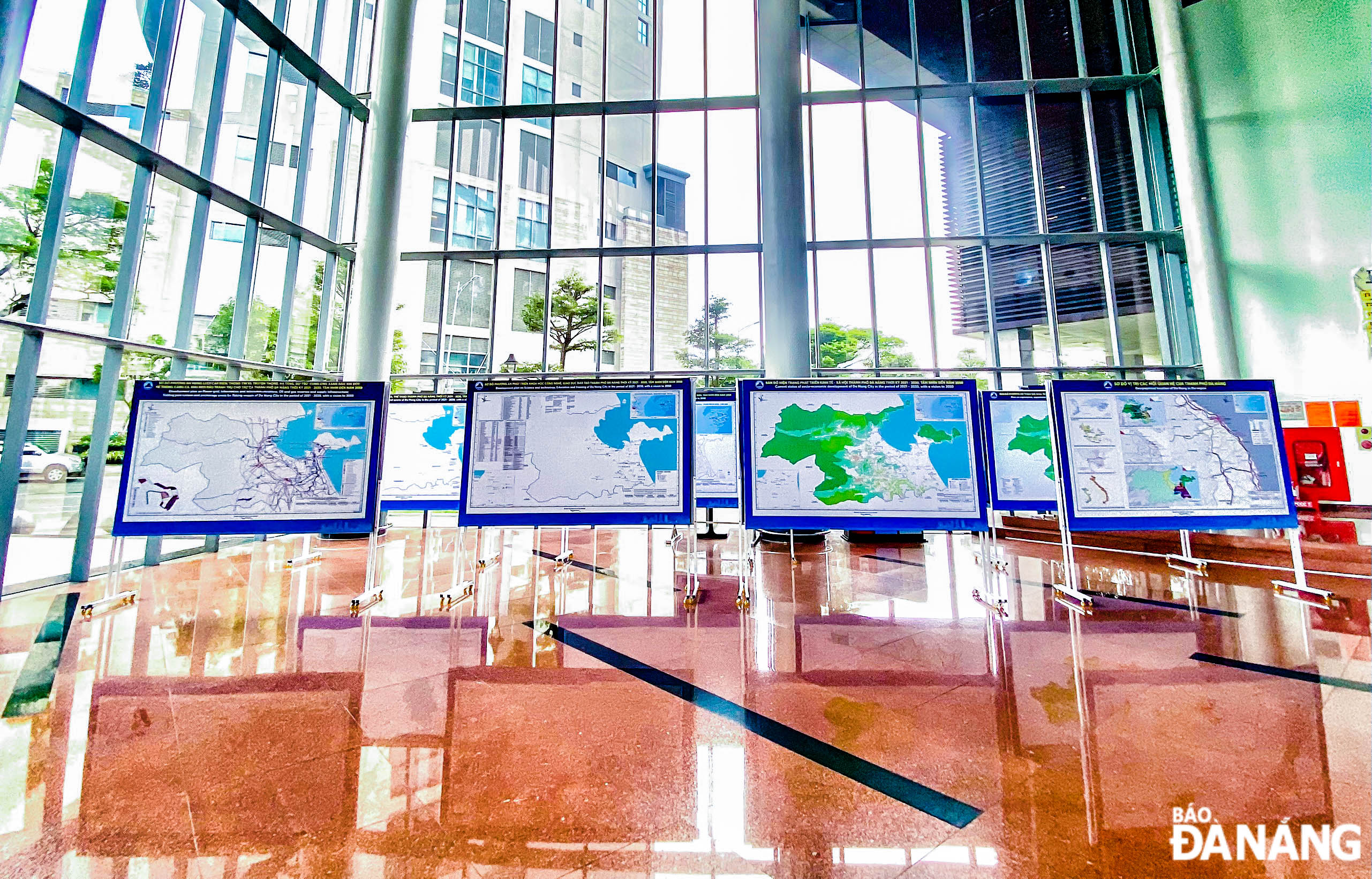 An exhibition of images and information about the Da Nang Master Plan for the 2021 - 2030 period, with a vision to 2050, is taking place at the lobby of the city’s Administrative Center at 24 Tran Phu