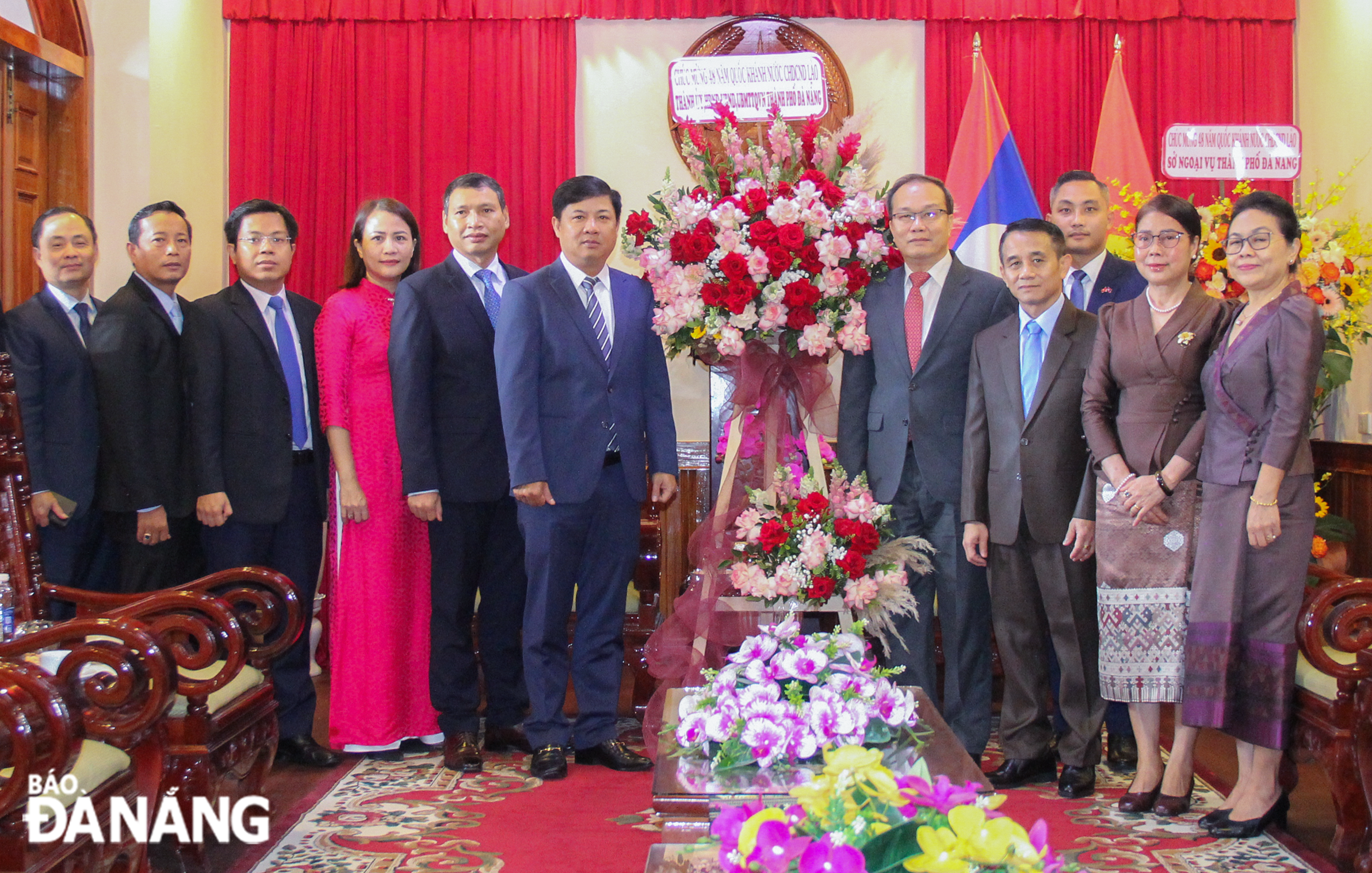 Permanent Deputy Secretary of the Da Nang Party Committee cum Chairman of the municipal People's Council Luong Nguyen Minh Triet (6th, left) and staff of the Laos Consulate General in Da Nang