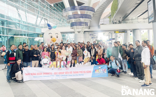 Large MICE delegations that register for the city’s MICE policy will be welcomed and given flowers to the delegation leader at the airport. A MICE delegation from India arrived in Da Nang in November 2023. Photo: THU HA