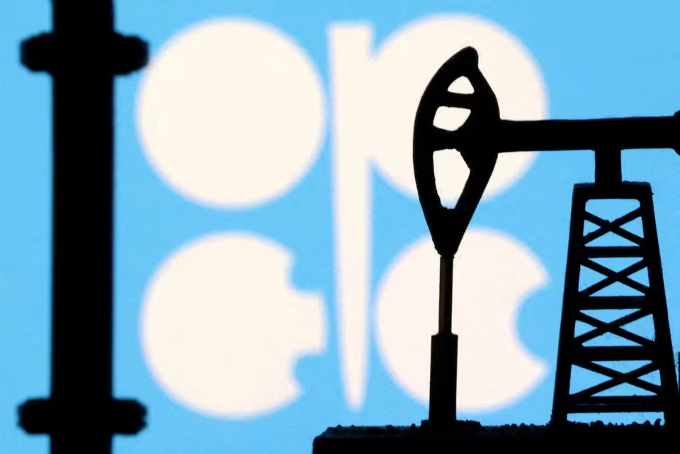 OPEC+ sẽ tiếp tục giảm thêm sản lượng trong quý 1-2024. Ảnh minh họa: Reuters