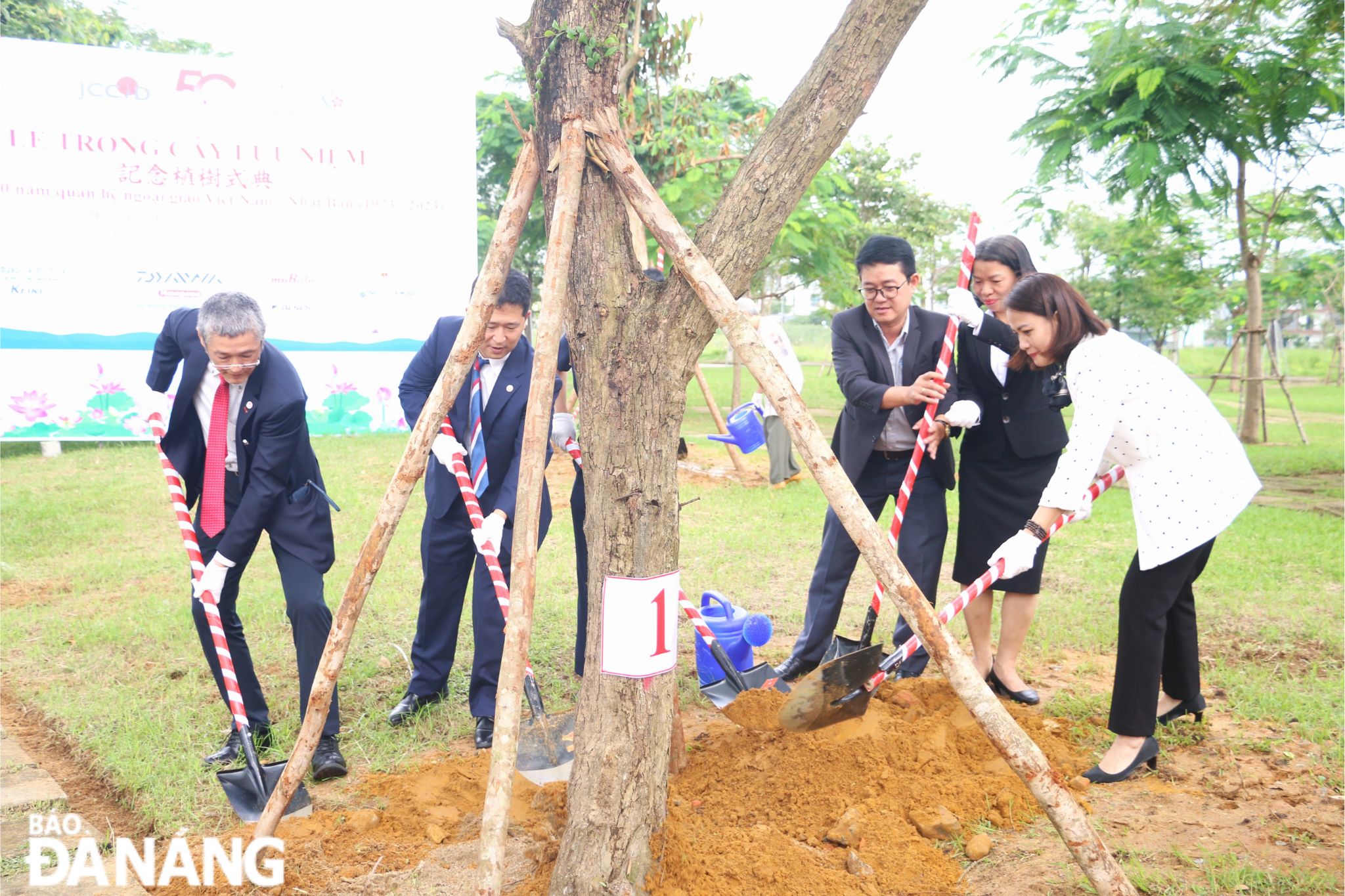 Lãnh đạo thành phố và quận Liên Chiểu cùng lãnh đạo Tổng lãnh sự quán Nhật Bản và Chủ tịch Hiệp hội JCCID trồng cây tại buổi lễ. Ảnh: T.PHƯƠNG