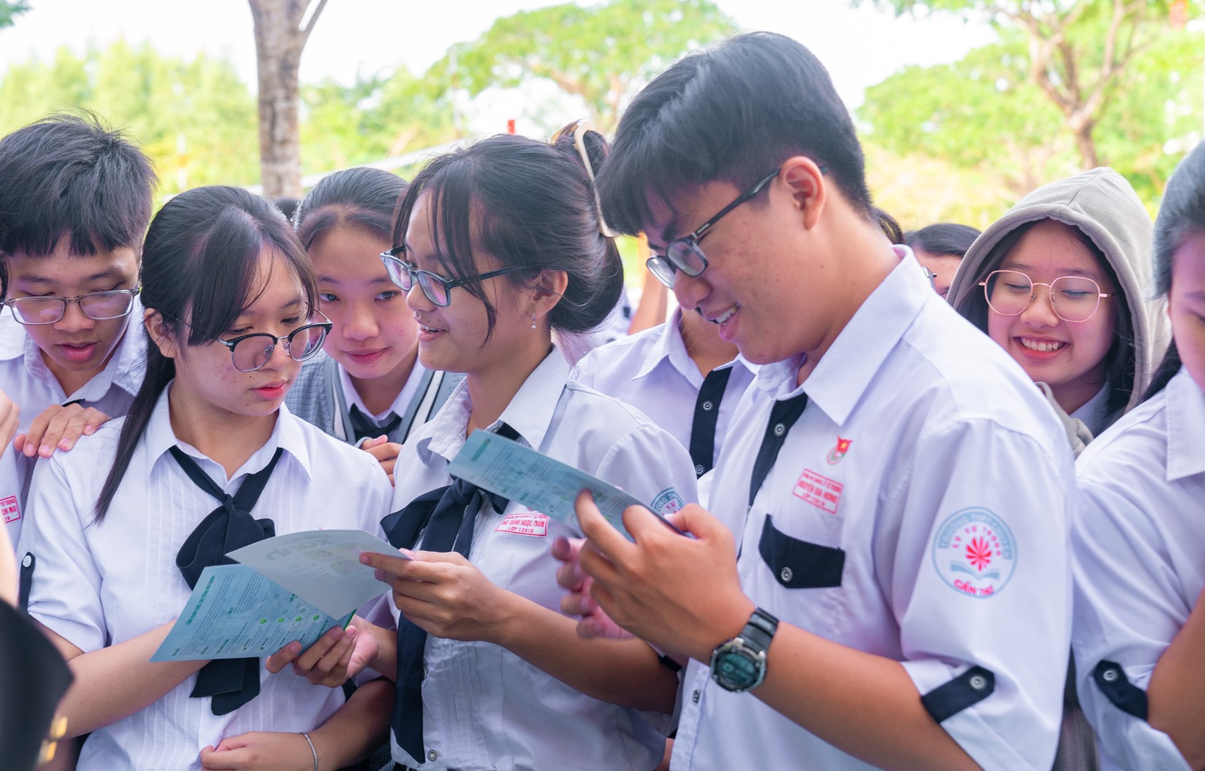 Học sinh trường THPT Chuyên Lý Tự Trọng (Cần Thơ) đang chăm chú tìm hiểu thông tin về Tiếng nói Xanh