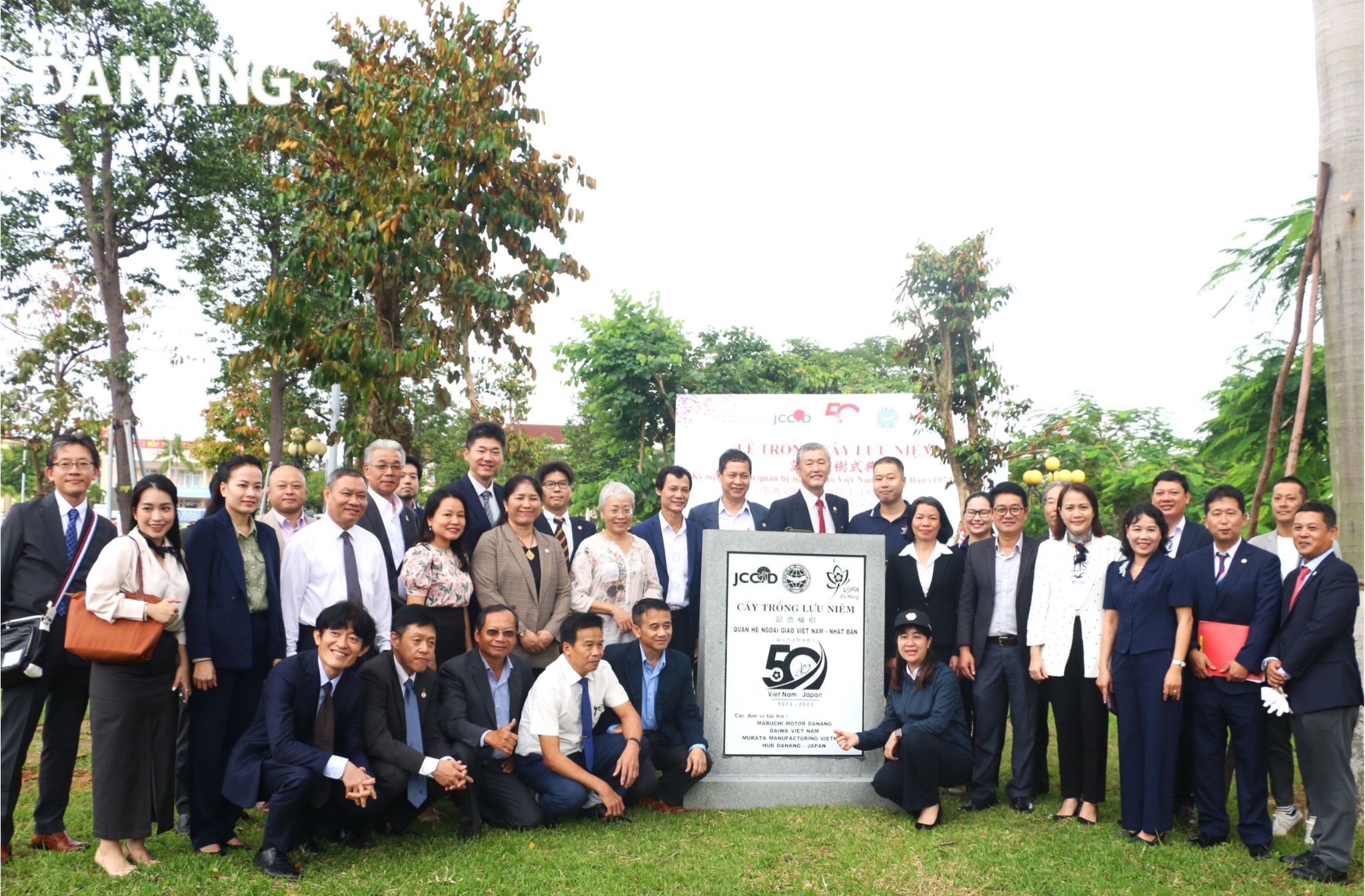 Leaders of Da Nang and JCCID took a souvenir photos at the Lien Chieu District Administrative Center campus. Photo: T.PHUONG