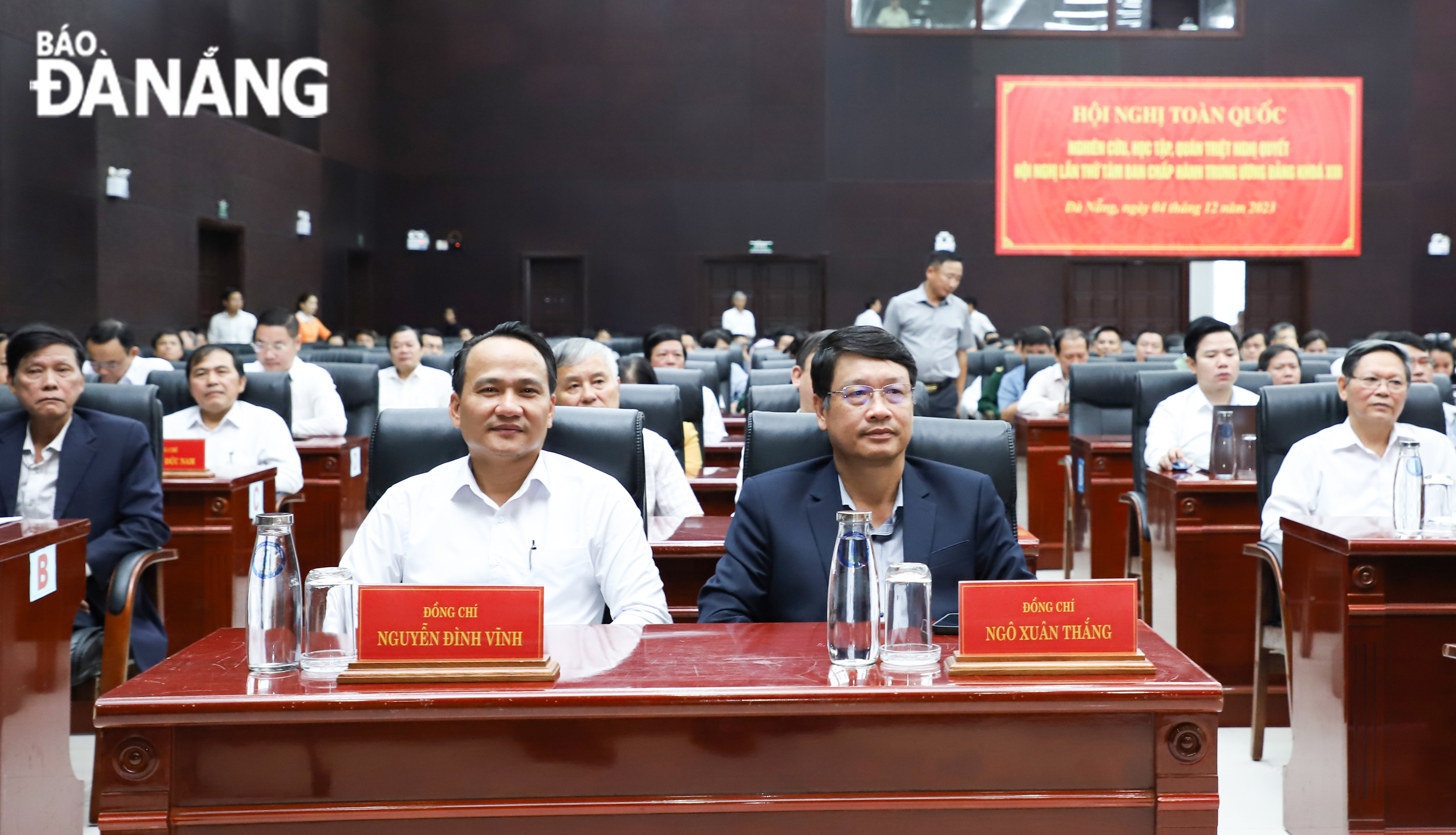 Chủ tịch Ủy ban MTTQ Việt Nam thành phố Ngô Xuân Thắng (bên phải), Trưởng ban Tổ chức Thành ủy Nguyễn Đình Vĩnh (bên trái) cùng các đại biểu dự hội nghị. Ảnh: NGỌC PHÚ