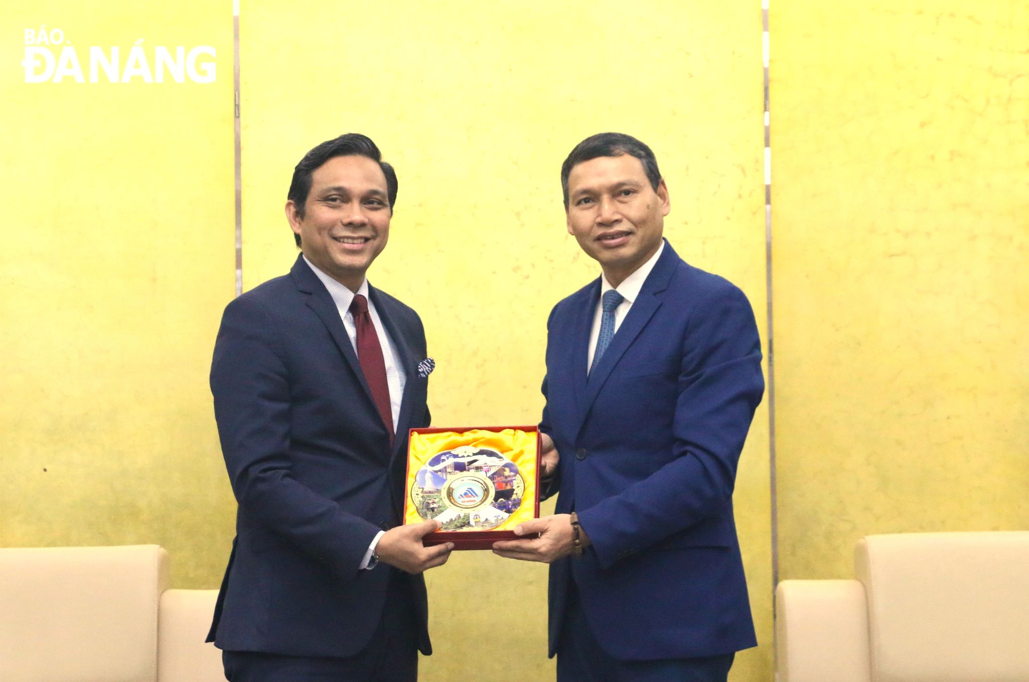 Da Nang People’s Committee Vice Chairman Ho Ky Minh (right) and new Malaysian Consul General in Ho Chi Minh City Firdauz Bin Othman