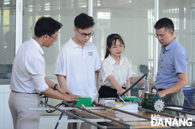 Dr. Pham Thanh Phong (right) and students research the design model 