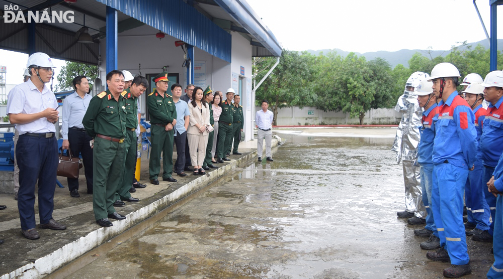 Đoàn công tác lưu ý một số điểm trong công tác phong cháy, chữa cháy và ứng phó với các sự cố tràn dầu tại Kho xăng dầu PV Oil.