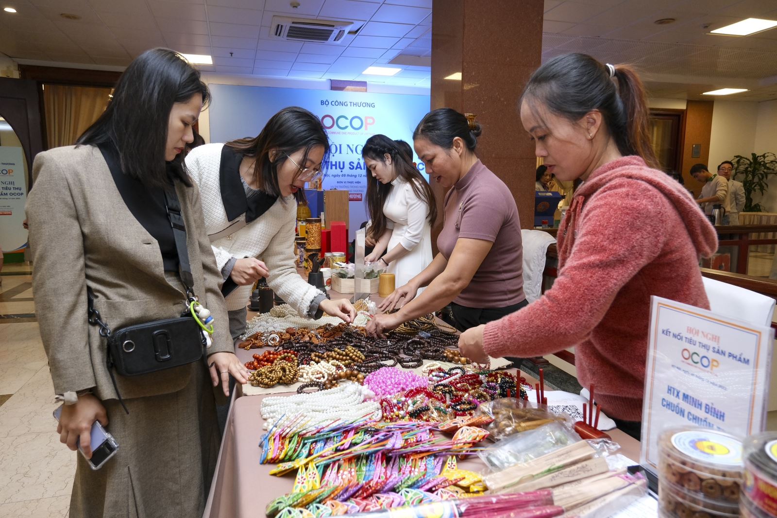 Các đại biểu tham quan gian hàng tại hội nghị.