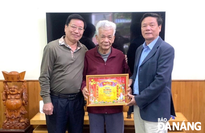 Retired Colonel Van (first, from left) visited war veterans.