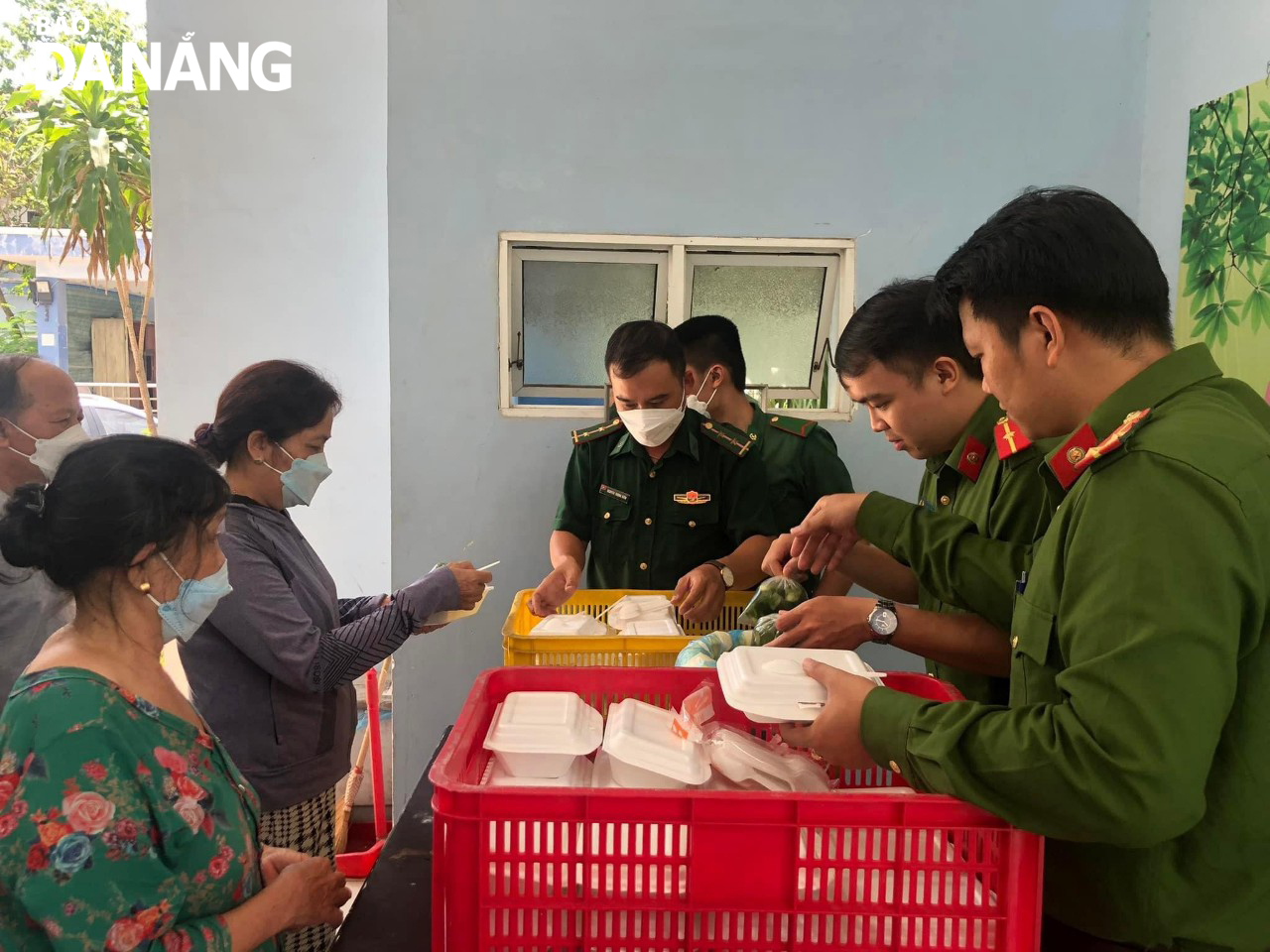 Officers and men of Phu Loc Border Guard Station and Thanh Khe Dong Ward Police Station distribute free meals to patients and families. Photo by PV.