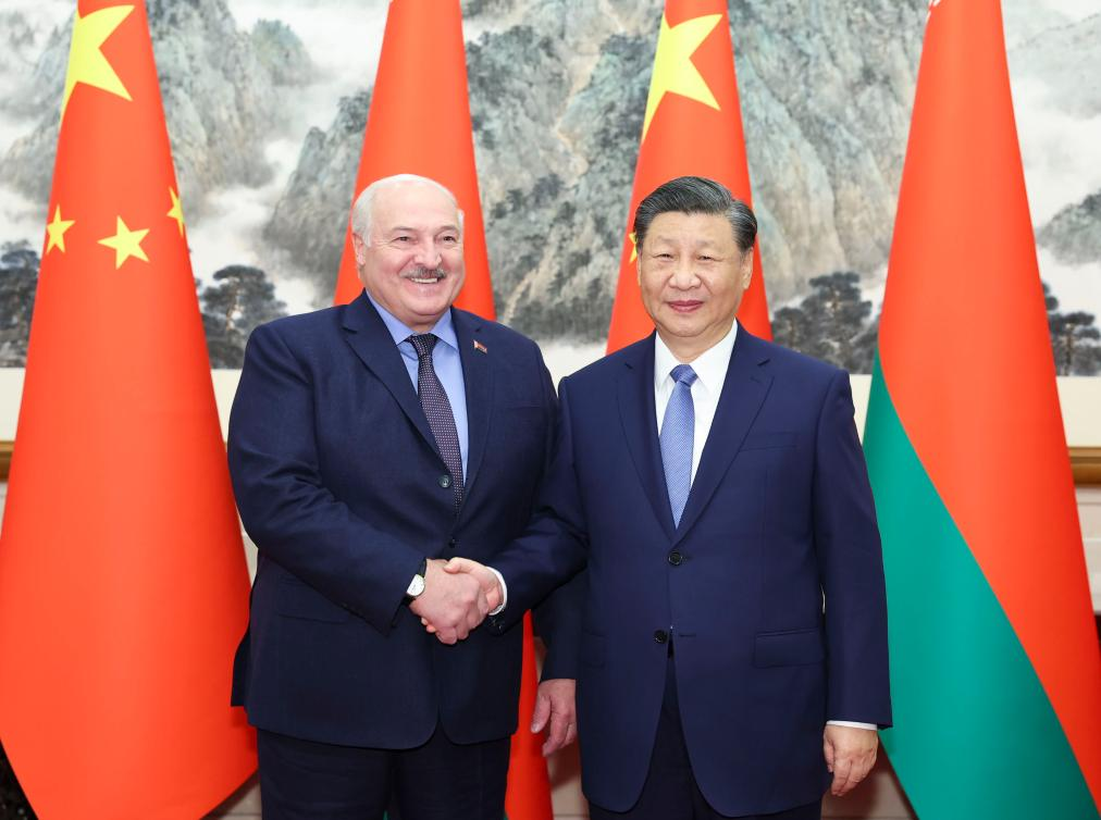 Tổng Bí thư, Chủ tịch Trung Quốc Tập Cận Bình (bên phải) gặp Tổng thống Belarus Alexander Lukashenko tại Bắc Kinh (Trung Quốc) ngày 4-12. Ảnh: Tân Hoa Xã	