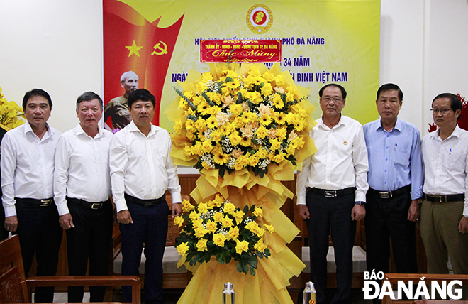 Phó Bí thư Thường trực Thành ủy Lương Nguyễn Minh Triết (thứ 3, từ trái qua) tặng hoa chúc mừng Hội Cựu chiến binh thành phố nhân kỷ niệm 34 năm ngày thành lập Hội Cựu chiến binh Việt Nam. Ảnh: X.D