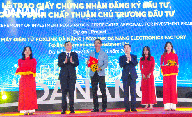 The city leaders grant the investment registration certificate to Foxlink Da Nang Electronics Factory Project. Photo: THANH LAN