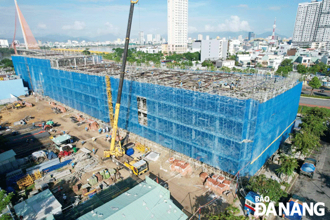 The Sun Cosmo Residence project is under construction, creating a vibrant atmosphere in the city's construction activity. Photo: NAM TRAN