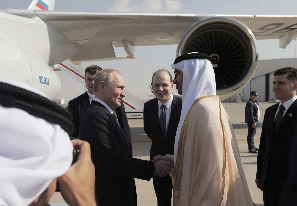 Tổng thống Nga Putin (bên trái) được  các quan chức UAE đón tiếp tại sân bay Abu Dhabi vào ngày 6-12. Ảnh: Sputnik