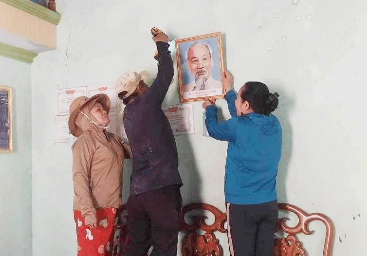 Families in Hoa Lien Commune actively get involved in the Movement of Hanging Uncle Ho's Portrait in house.