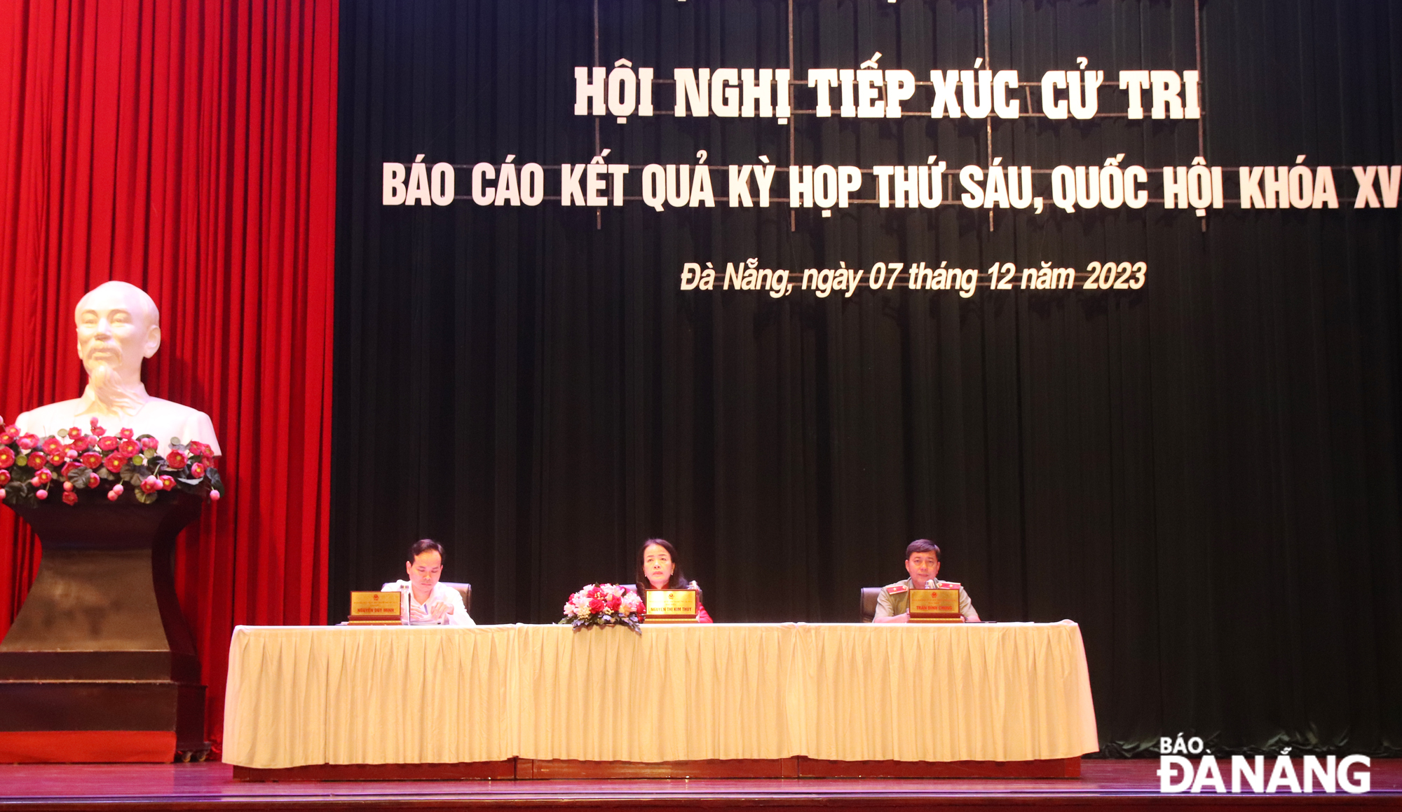 Phó Chủ nhiệm Ủy ban Xã hội của Quốc hội Nguyễn Thị Kim Thúy; Phó trưởng đoàn chuyên trách Đoàn đại biểu Quốc hội thành phố Nguyễn Duy Minh; Phó Cục trưởng Cục An ninh chính trị nội bộ (Bộ Công an) Trần Đình Chung tiếp xúc với cử tri quận Thanh Khê, Hải Châu, Sơn Trà, Cẩm Lệ. Ảnh: TRỌNG HUY