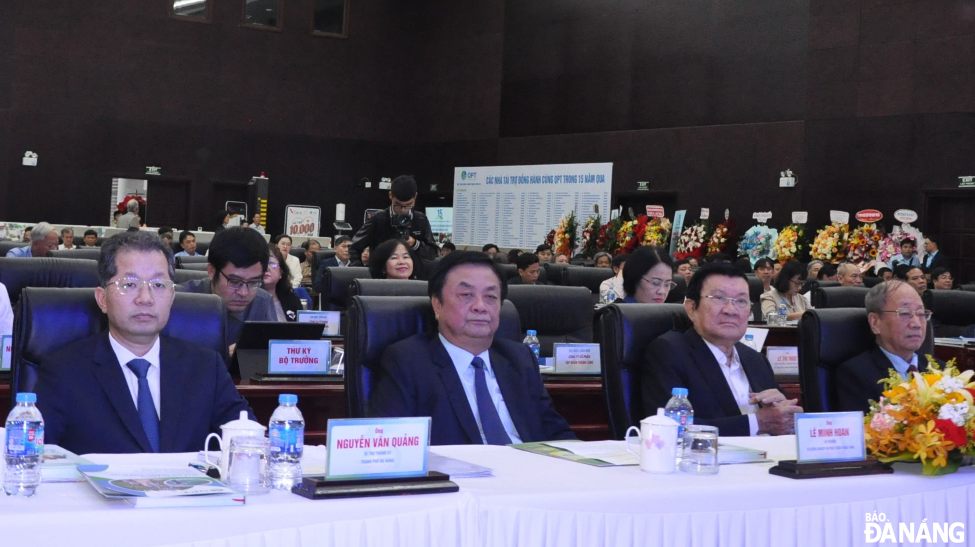 Former leaders of Party and State, leaders of ministries and central branches, and Secretary of the municipal Party Committee Nguyen Van Quang (first left) attended the ceremony. Photo: LE HUNG