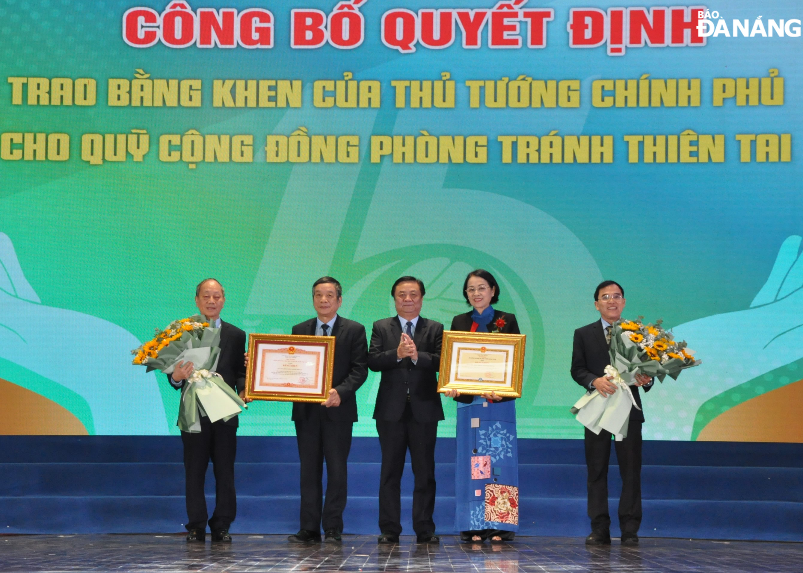 Minister of Agriculture and Rural Development Le Minh Hoan (center) presenting the Ministry's Certificate of Merit to the Community Fund for Natural Disaster Prevention. Photo: LE HUNG