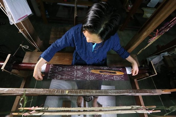 Weaving a Naga design, Laos. (Photo: laotiantimes.com)