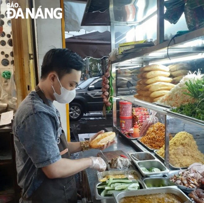 Thien Vu makes bread to serve customers.