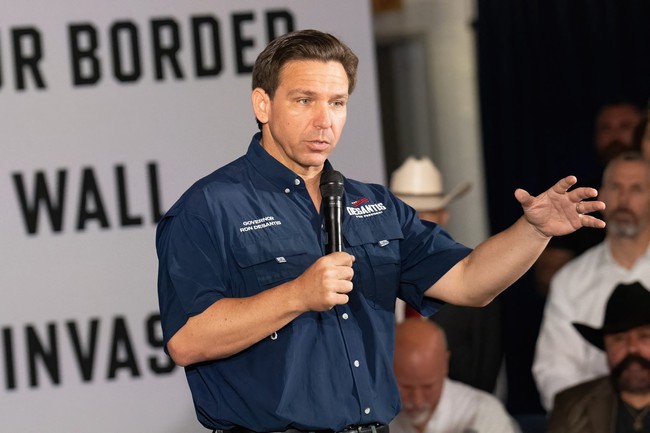 Thống đốc bang Florida Ron DeSantis trong chiến dịch vận động tranh cử ở Eagle Pass, Texas, Mỹ, ngày 26-6-2023. Ảnh: TTXVN