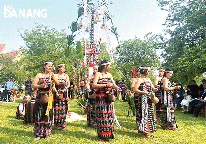 The Co Tu people in Hoa Vang District, Da Nang raising Cay Neu in the Cultural Festival of Ethnic Groups 2023. Photo: X.D