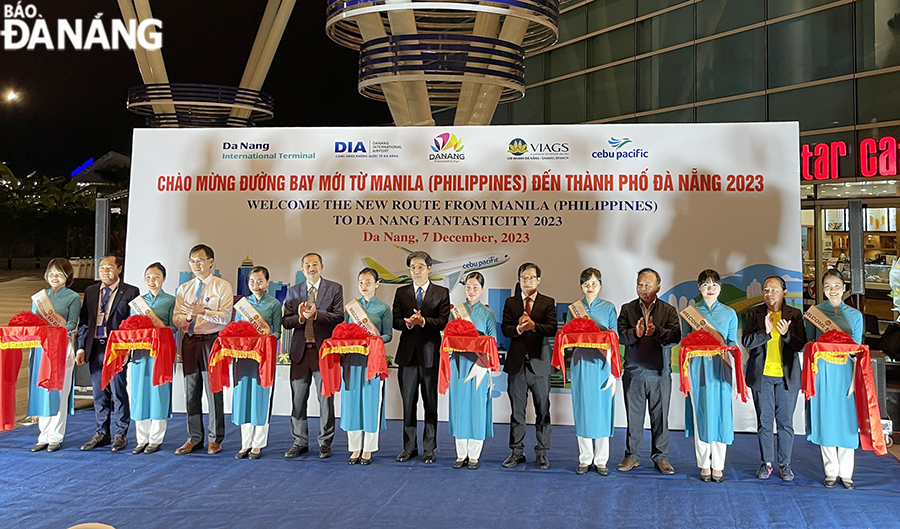 Vice Chairman of the Da Nang People's Committee Tran Chi Cuong (middle) and representatives of relevant units cut the ribbon to open the new Manila - Da Nang air route. Photo: THU HA