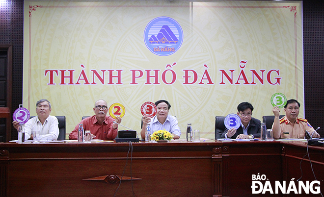 The jury judges photos for the  photo contest about  2023 Da Nang Traffic Culture. Photo: X.D