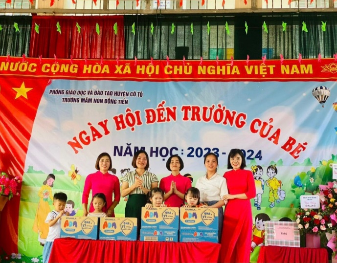 Cô trò Trường Mầm non Đồng Tiến (huyện Cô Tô) vui mừng đón nhận sữa từ Quỹ Sữa đúng ngày khai giảng. Ảnh: PV