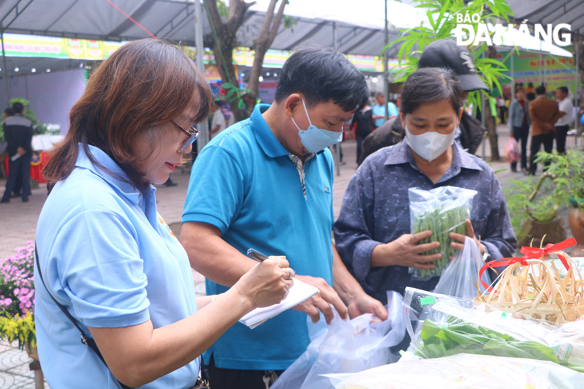 Đa dạng sản phẩm được trưng bày, giới thiệu và quảng bá tại phiên chợ nông sản và sản phẩm OCOP năm 2023 trong sáng 8-12.