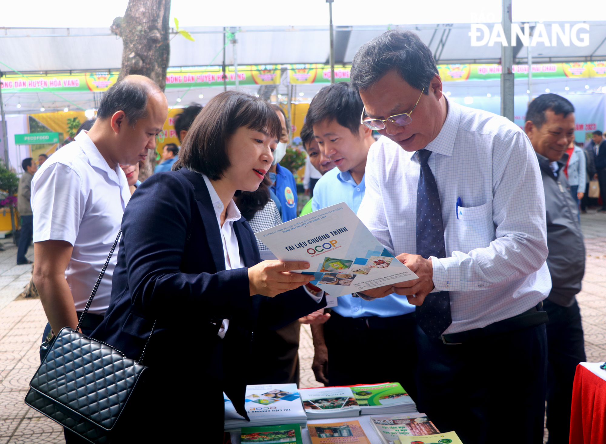 Phiên chợ còn có các gian hàng trưng bày, quảng bá các thành tựu khoa học kỹ thuật trong sản xuất nông nghiệp của thành phố Đà Nẵng.